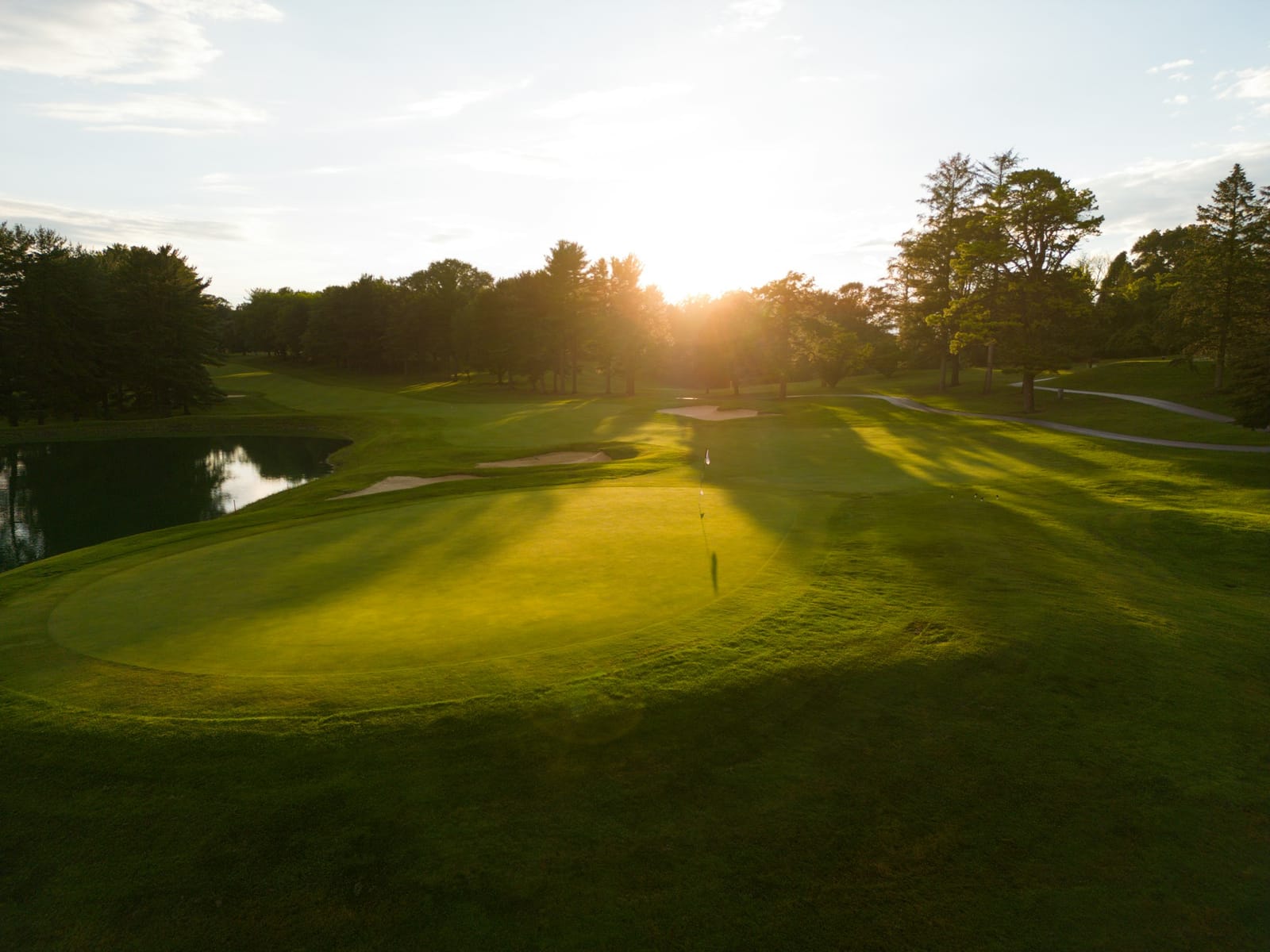 Amanecer sobre el green de un campo de golf